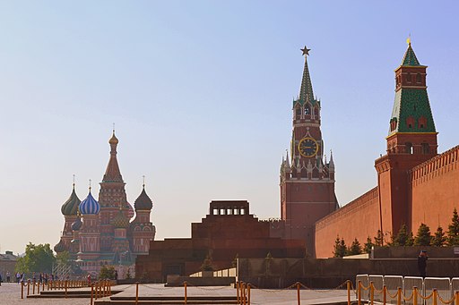 c’est une bien jolie ville, Moscou ! Quand irons-nous  camper sur les bords de la Moscova ?